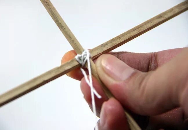 Как закрепить палочку. Поделка флажок. Соединение жердей веревкой. Шарики на палочке мастер класс. Поделка на палочке из бумаги.