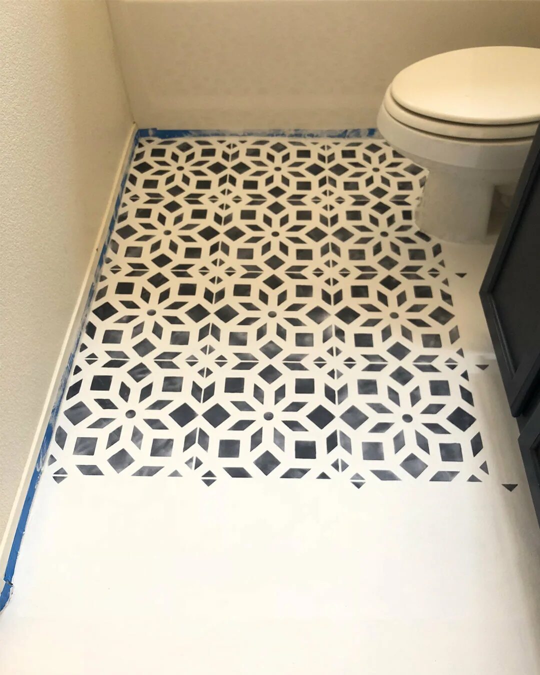 Крашеная плитка в ванной. Покрасить старую плитку в ванной. Линолеум в ванной. Покрасить плитку. Линолеум в санузле.