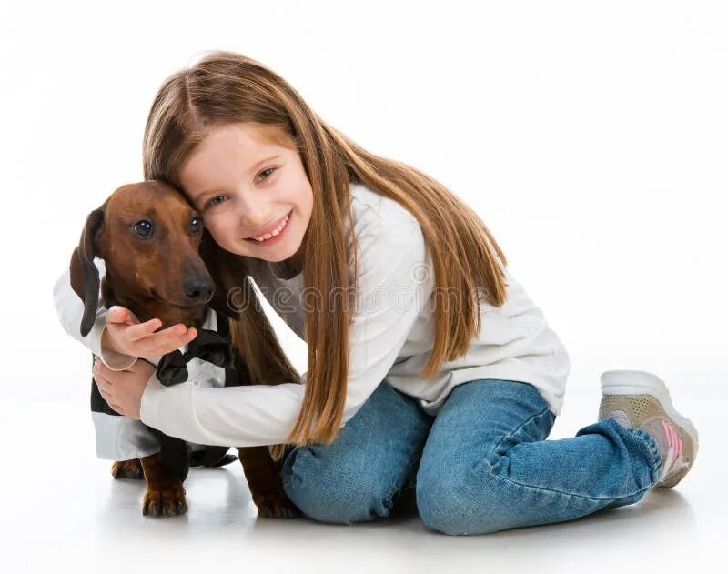 Девочка в позе собаки. Собака за ноутбуком. The girl is the dog. Фотосессия девушка с собакой. Щенок девочка.