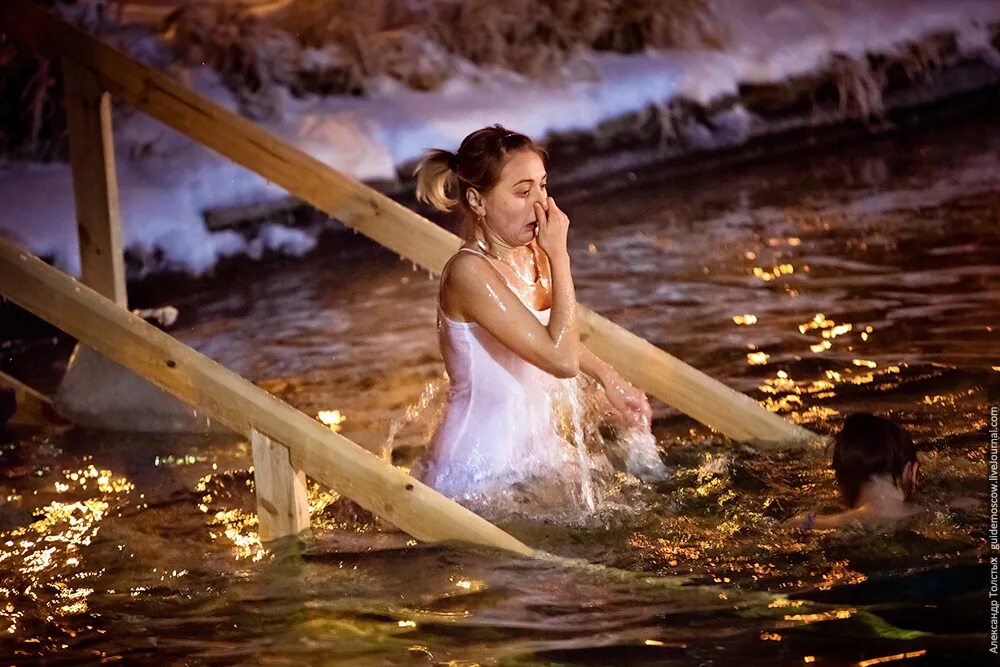 19 января женщина. Крещенские купания девушки. 19 января женщина. Крещение господне. 19 января женщина.