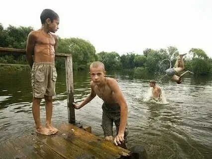 Молодые пацаны купаются