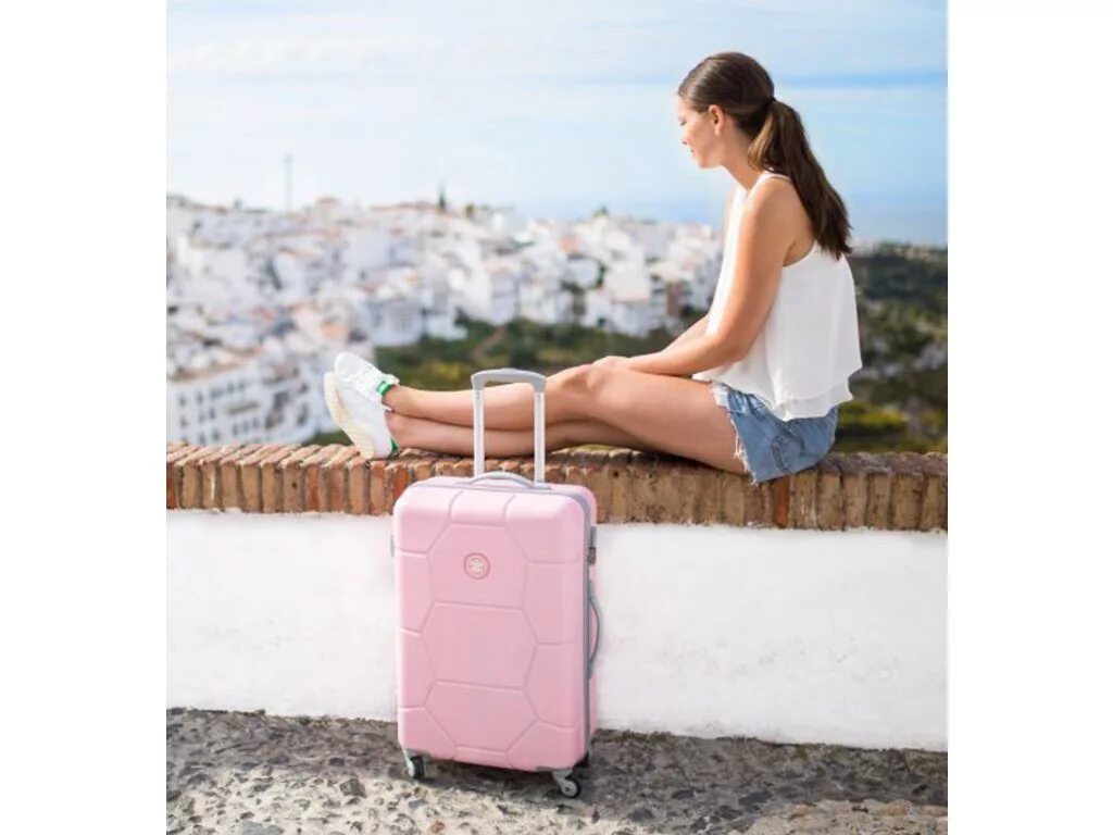 Для путешествия мама купила чемодан. Чемодан migant travel. чемодан для поездок. op travel чемодан. девушка с чемоданом в путешествии.