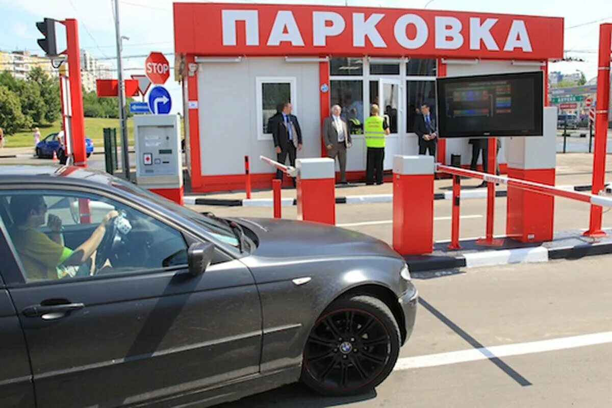 Охранник на автостоянку вакансии. Охраняемая стоянка. охраняемая автостоянка. охранник парковки. автостоянки охраняемые.