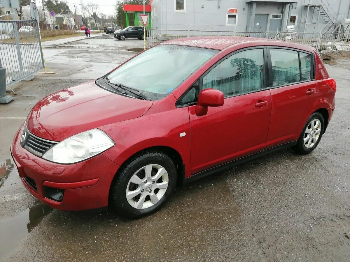 Куплю ниссан авито спб. Ниссан Тиида 2008 хэтчбек красный. Nissan Tiida 2008 хэтчбек красная. Ниссан Тиида 2010 красная хэтчбек. Ниссан Тиида хэтчбек красный.