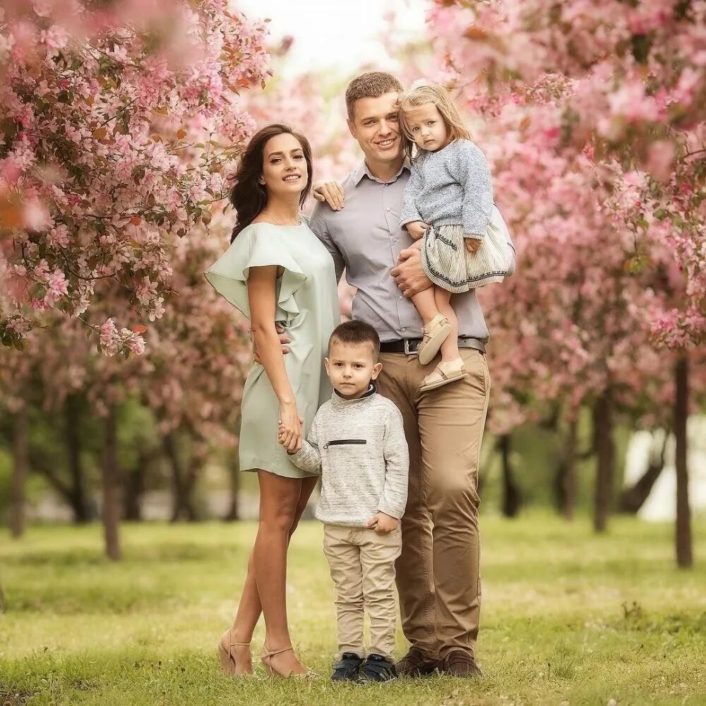 Семейная фотосессия с малышом на природе. Фотосессия семьи на природе летом. Семейная фотосессия на природе. Идеи семейных фото на природе. Семья на природе.