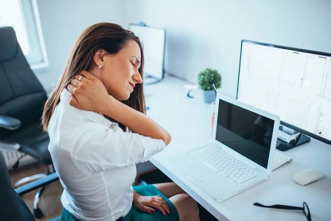 Человек больной работой. Работа за компьютером. Усталость за компьютером. Сидит за компьютером. Люди сидя за компьютером.