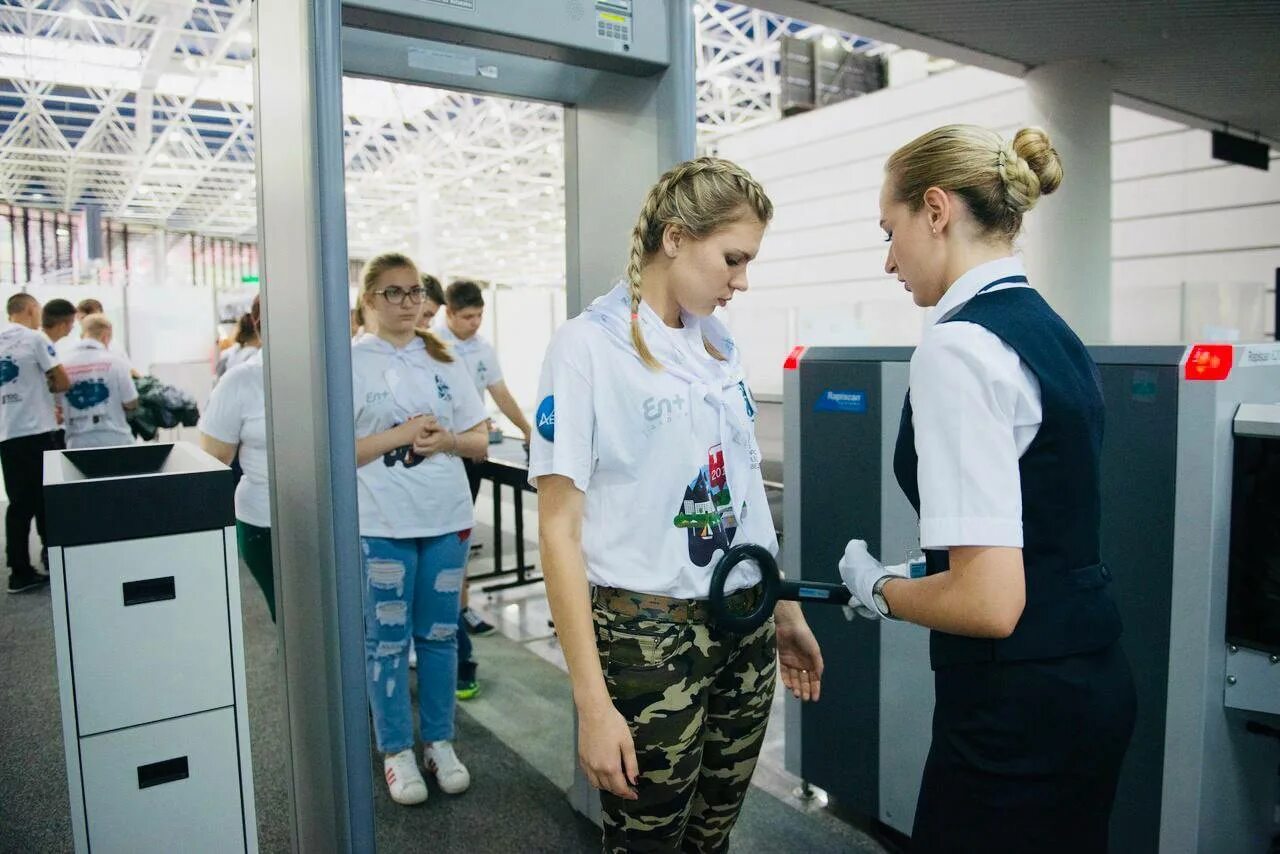 Досмотр в шереметьево. Инспектор службы авиационной безопасности шереметьево. предполетный досмотр шереметьево. инспектора по досмотру в аэропорту сочи. инспектор по досмотру в аэропорту шереметьево.