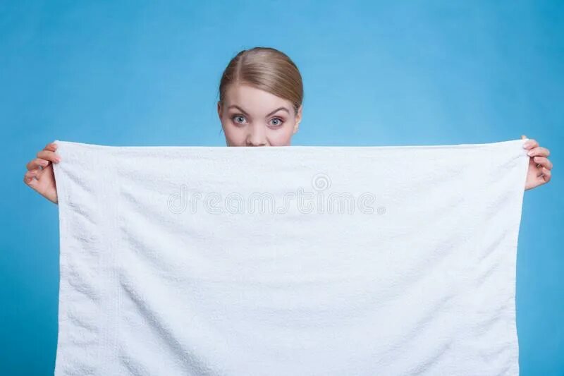 Стянули полотенце. Девушка держит полотенце. Полотенце белое на людях. Девушка в белом полотенце. Девушка за полотенцем.