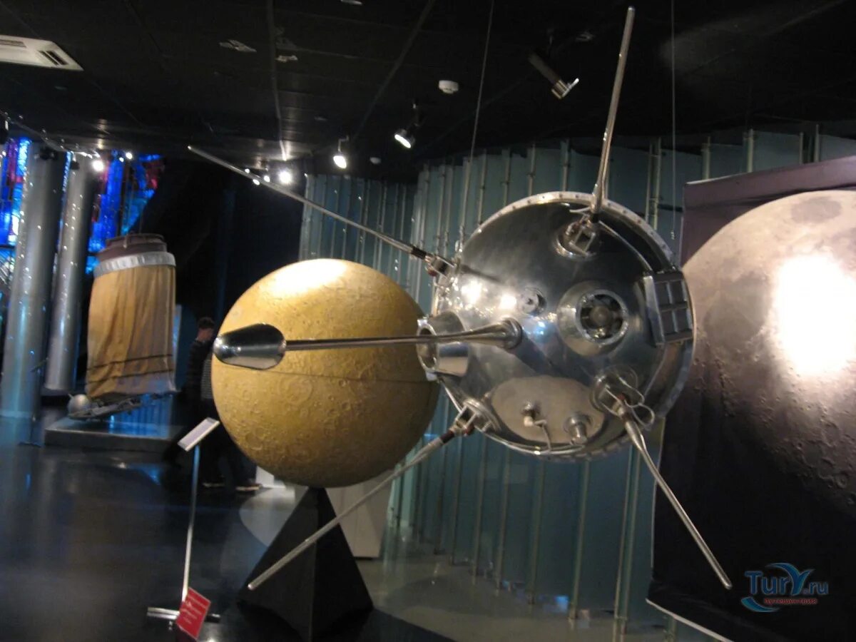 Первый искусственный Спутник земли 1957. Первый Спутник земли в музее космонавтики. Музей космонавтики спутники. Музей Титова первый искусственный Спутник земли.