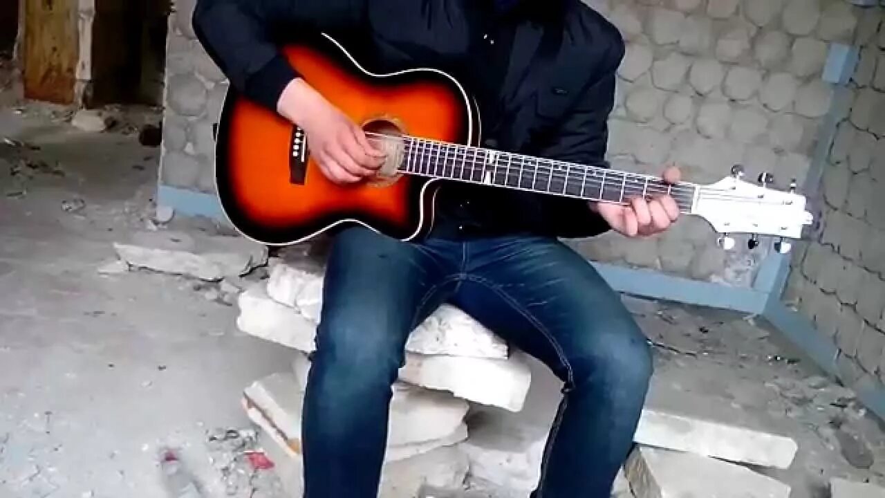 Парень с гитарой. Парень сидит с гитарой и девушкой. Александр казлитин под гитару. Паренёк нереально спел. Парень с гитарой.