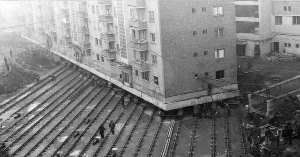 Перенос дома на другое место. Саввинское подворье передвижка. Передвижка здания Моссовета в Москве. Передвижение домов в Москве. Передвижение домов в СССР.