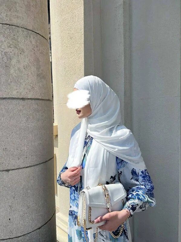 Арабские женщины на улице. Саудовские девушки. Девочка в хиджабе. Известные мусульманки. Мусульманка в хиджабе.