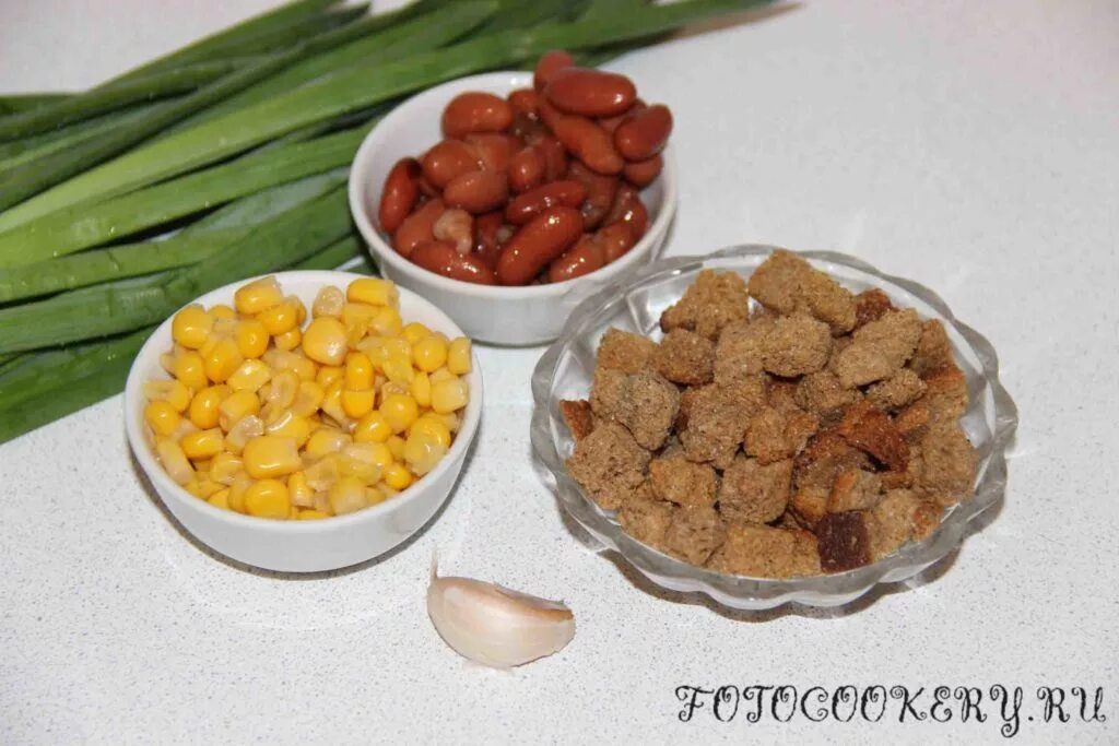 Салат с кириешками и колбасой и кукурузой и фасолью. Салат из кириешек и фасоли и кукурузы. Салат кукуруза фасоль кириешки. Салат кукуруза фасоль кириешки. Салат с кириешками и фасолью и кукурузой.