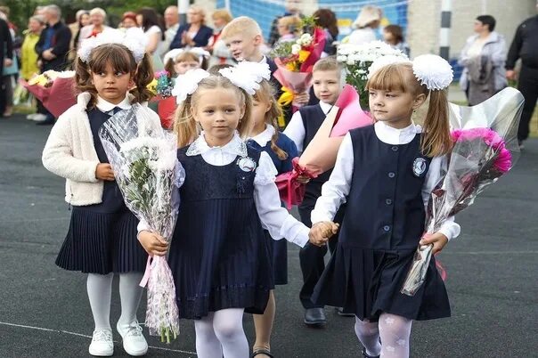 1 сентября текущего года. Торжественная линейка 1 сентября. Фото 1 сентября картинки. 1 сентября текущего года. Линейка в школе.