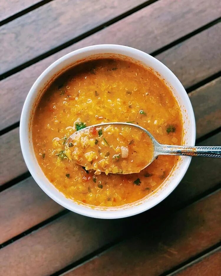 Мерджимек чорбасы. Мерджимек чорбасы. Крем суп с чечевицей. Чечевичная похлебка с котлетой. Чечевичный суп-пюре из красной чечевицы.