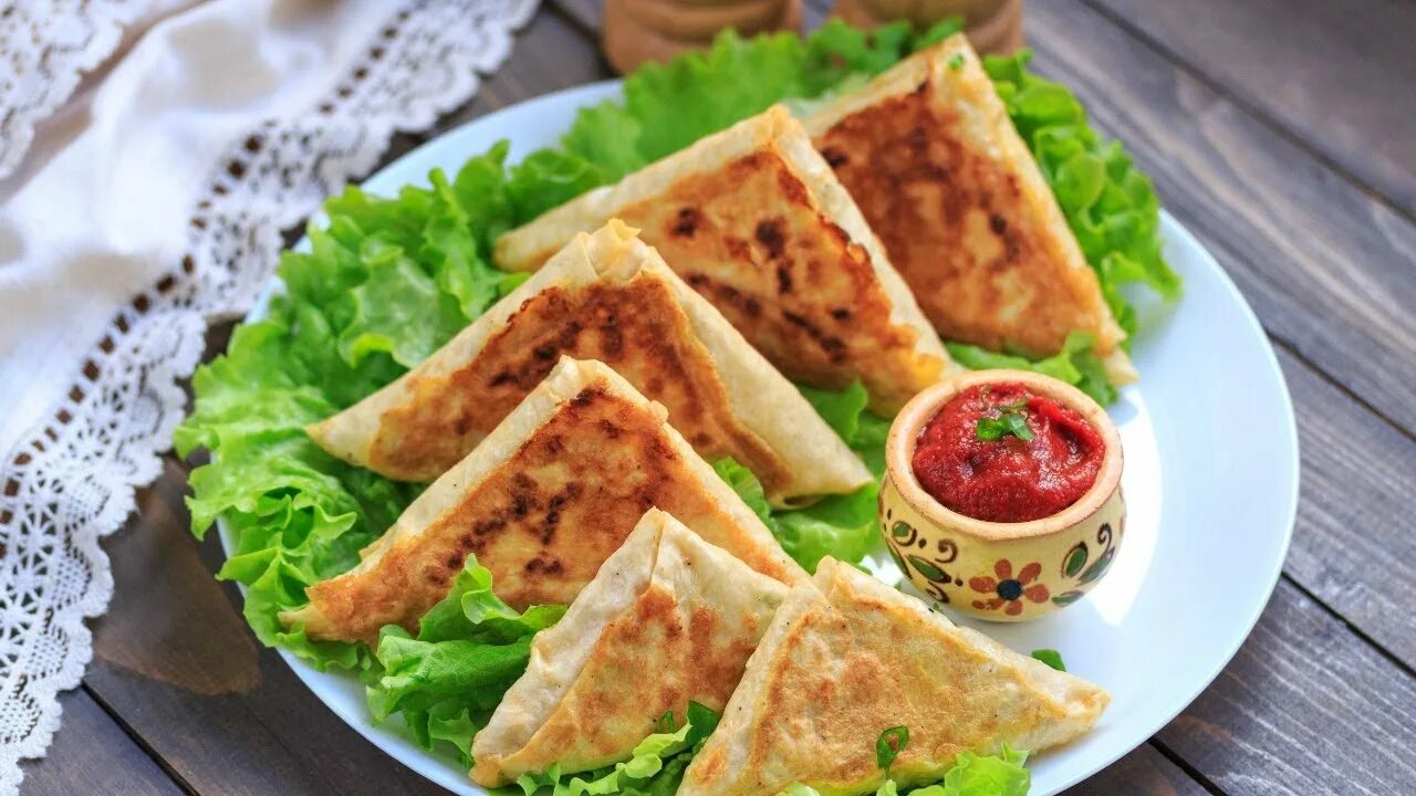 Лаваш с сыром. Лаваш с сыром. Закуски жареный лаваш. Закуски жареный лаваш. Рулетики из лаваша с сыром.