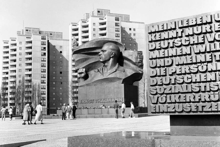 Памятники гдр. Памятники гдр. Памятник ленину в берлине томский. Гдр памятник ленину. Памятники гдр.