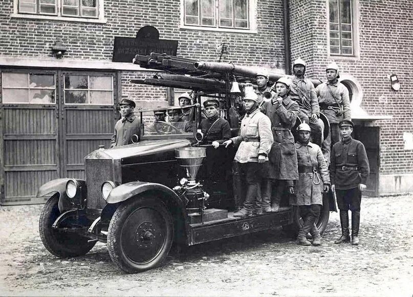 Пожарная машина в ней пожарная дружина. Пожарная машина в ней пожарная дружина. Пожарная машина в ней пожарная дружина. Пожарная машина 1926 завод промет. Добровольная пожарная охрана машины.