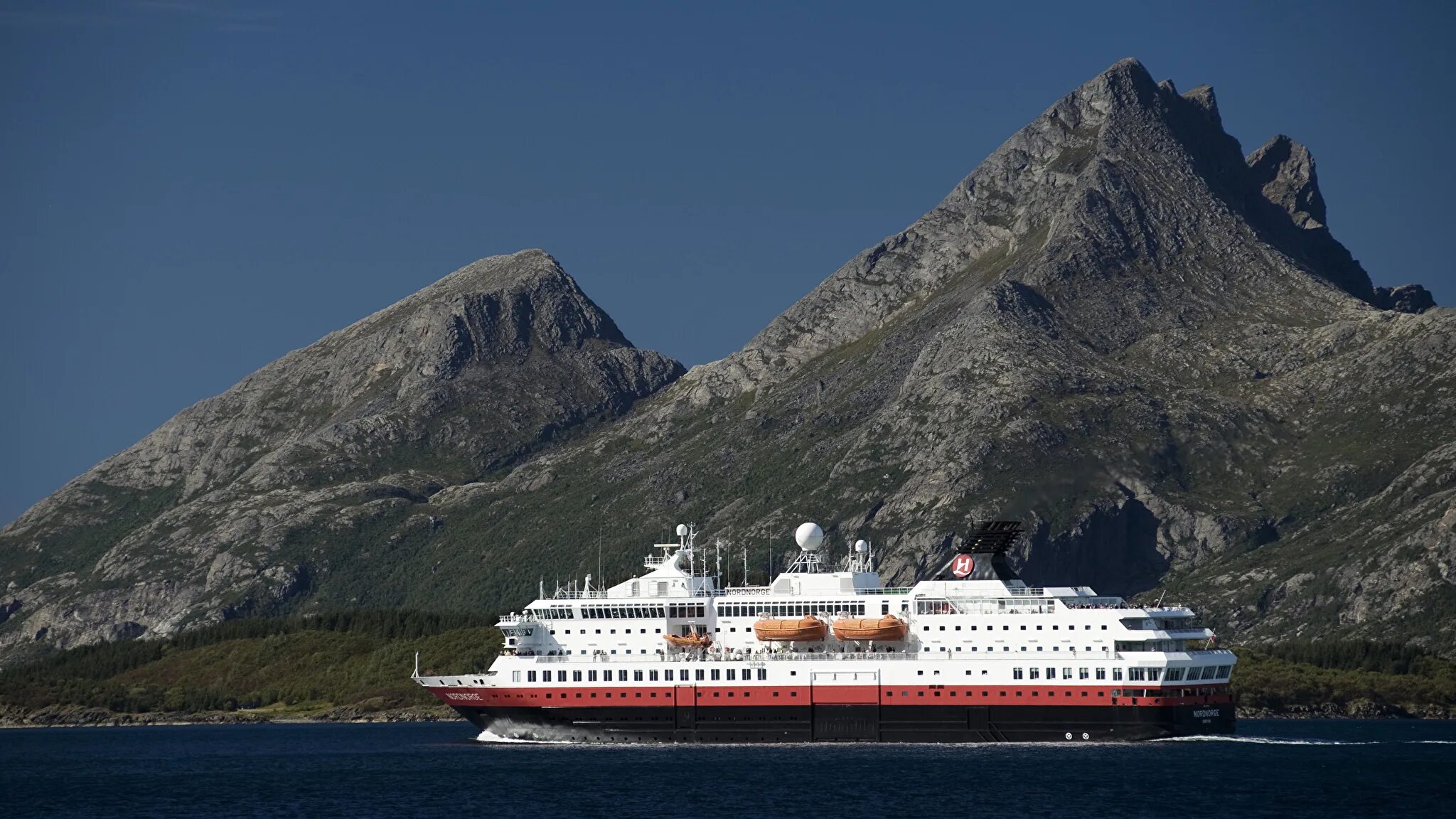 Круизный лайнер Норвегия. Лайнер Норвей круизный. Harstad Норвегия корабль. Корабль во фьорде. Корабли 2000 года