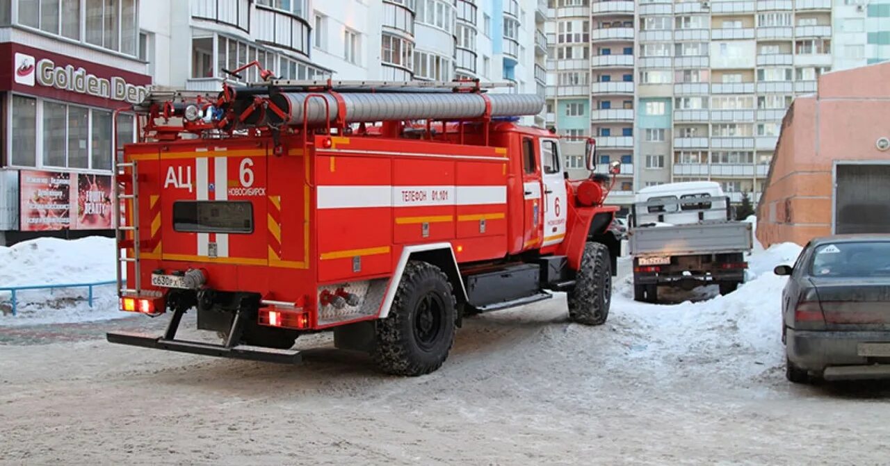 Пожарная газовая служба. Пожарная машина СПТ. Пожарная машина МЧС. Пожарная машина во дворе. Пожарная машина со шлангом.