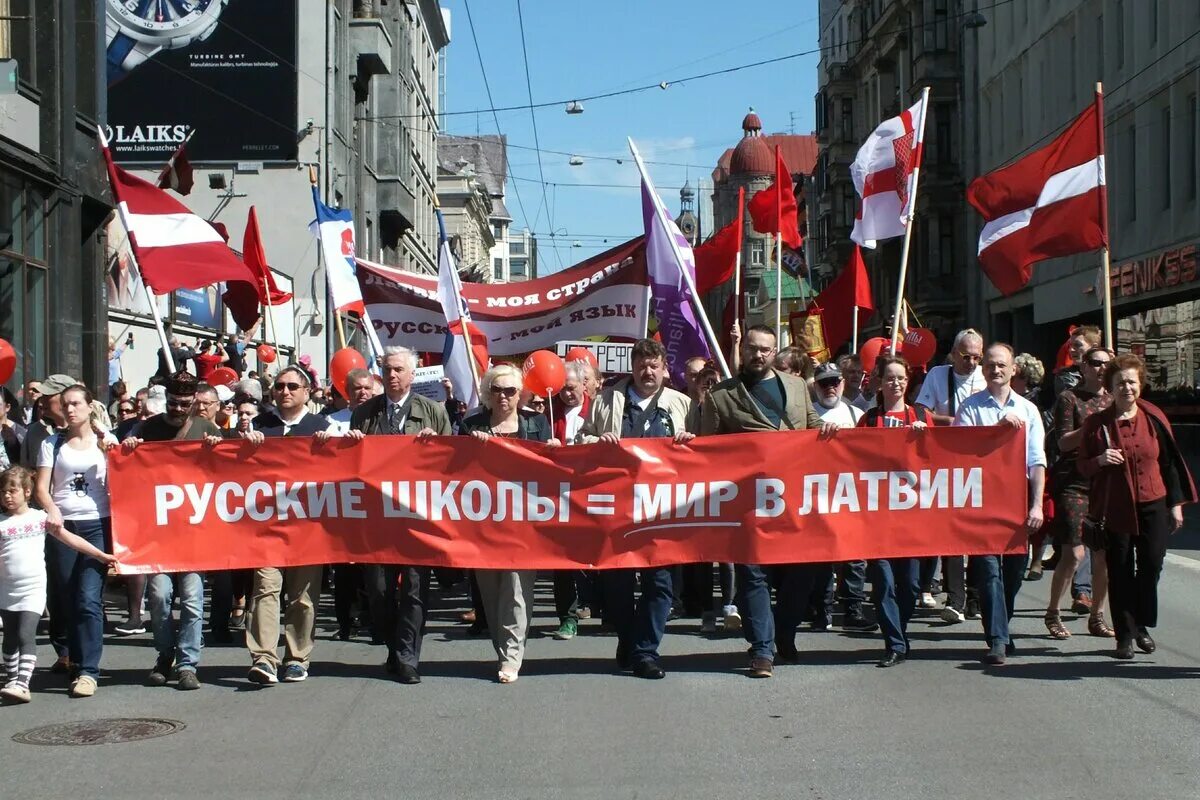 Много русскоговорящих. Русские в Прибалтике. Русские протесты в Прибалтике. Русский язык в Прибалтике. Латвия против русских.