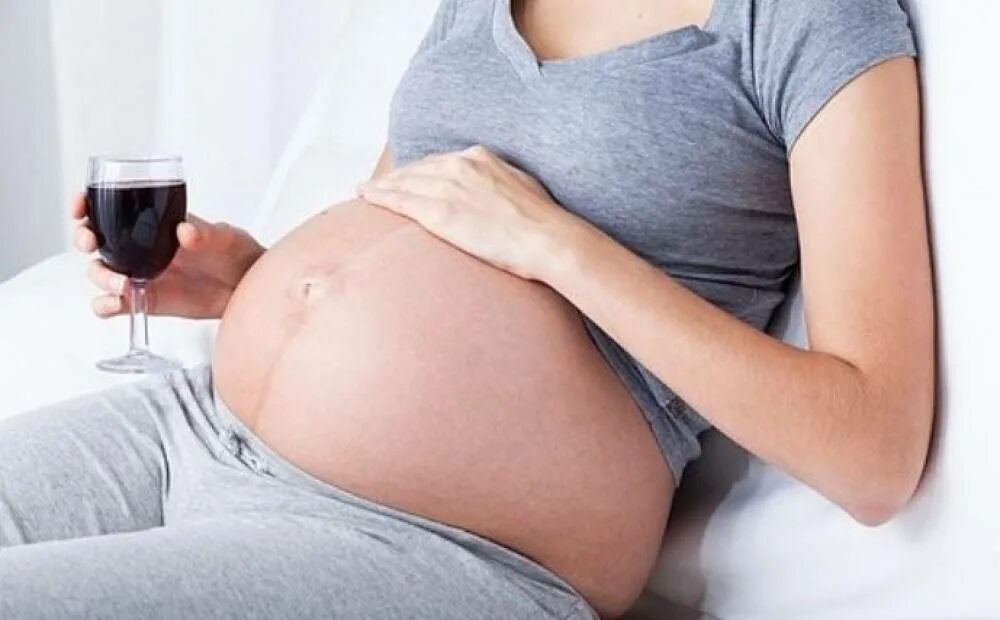 Можно ли беременным черный. Алкоголь беременных. Алкоголизм у беременных женщин. Пьющиеся беременные женщины.