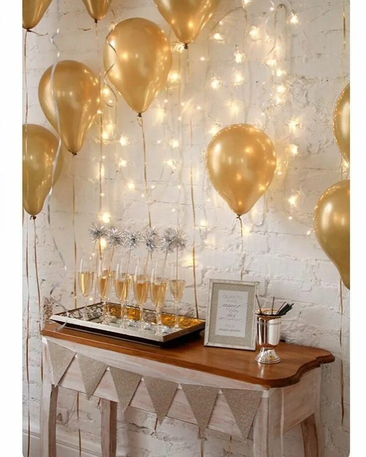 Оформление квартиры на день. Декор на день рождения. украшение золотыми шарами. украшение дня рождения шарами. золотой декор шарами.