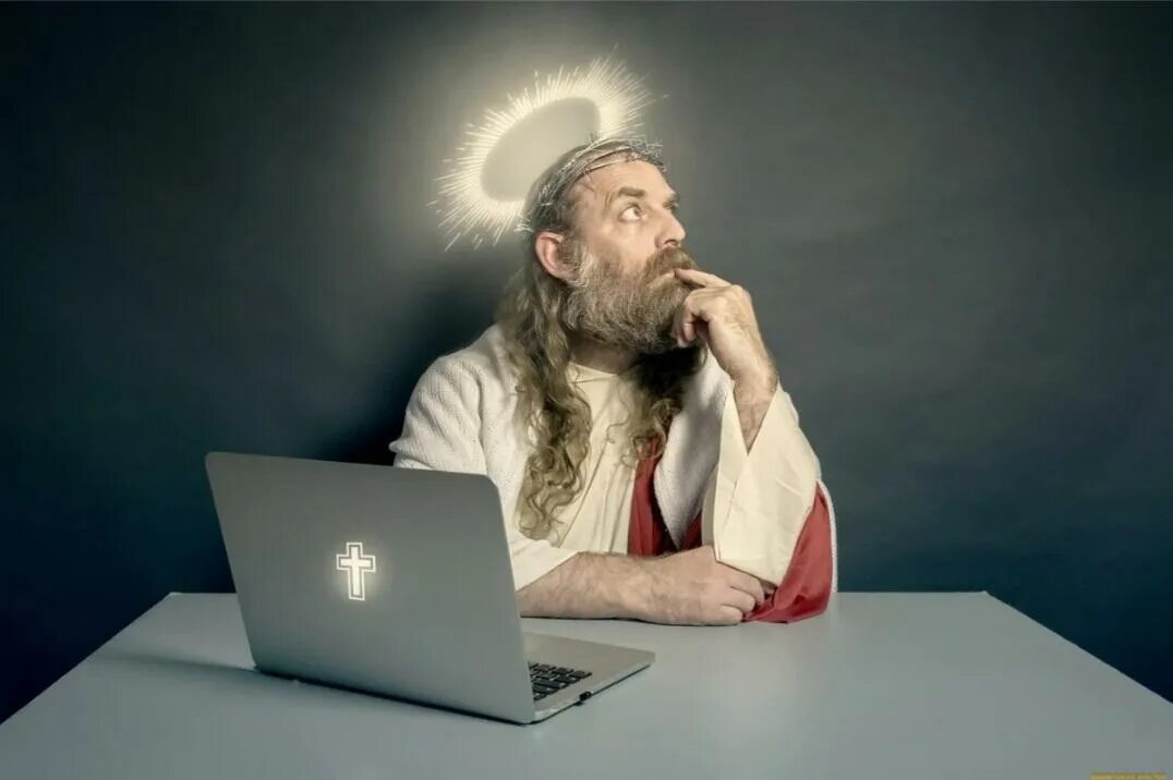 Ой св. Святой человек. Человек с нимбом. Бог за компьютером. Священник за компьютером.