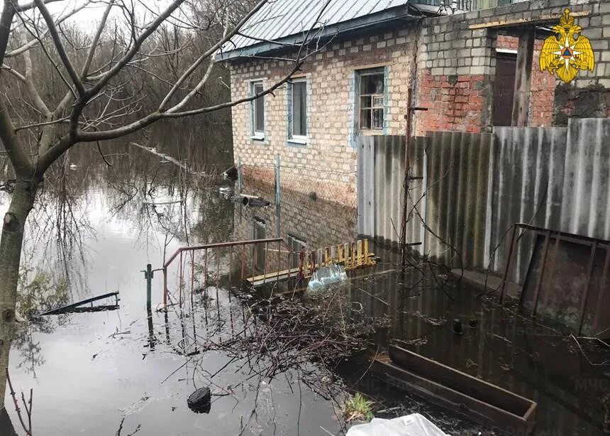 Паводковая ситуация в брянске сегодня. Наводнение в городе. Паводок. Затопление приусадебного участка. Затопленный дом.