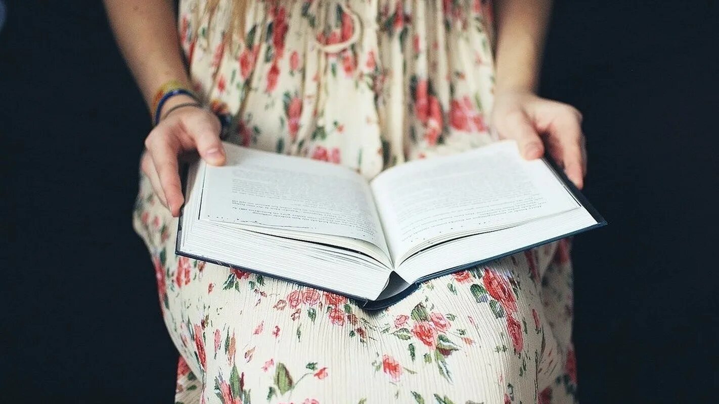 Девушка с книгой на коленях. Книга на коленях. Девушка с книгой в руках. Девушка с открытой книгой