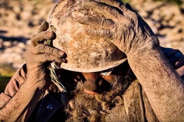 Самого грязного человека. Аму Хаджи человек который не мылся 60 лет. Самый грязный человек в мире.