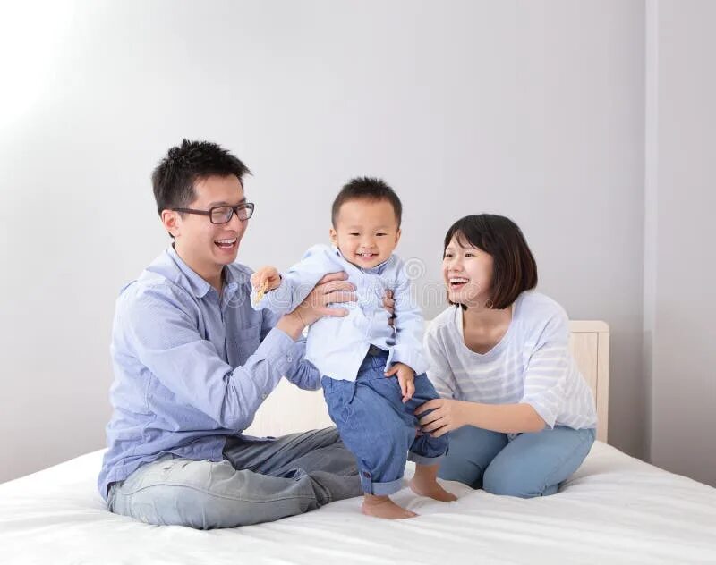 Asian parents. Asian parents. Счастливый азиат. Радость родителей азия новая одежда. Семья азиаты.