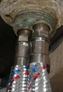 Открутить гибкую подводку