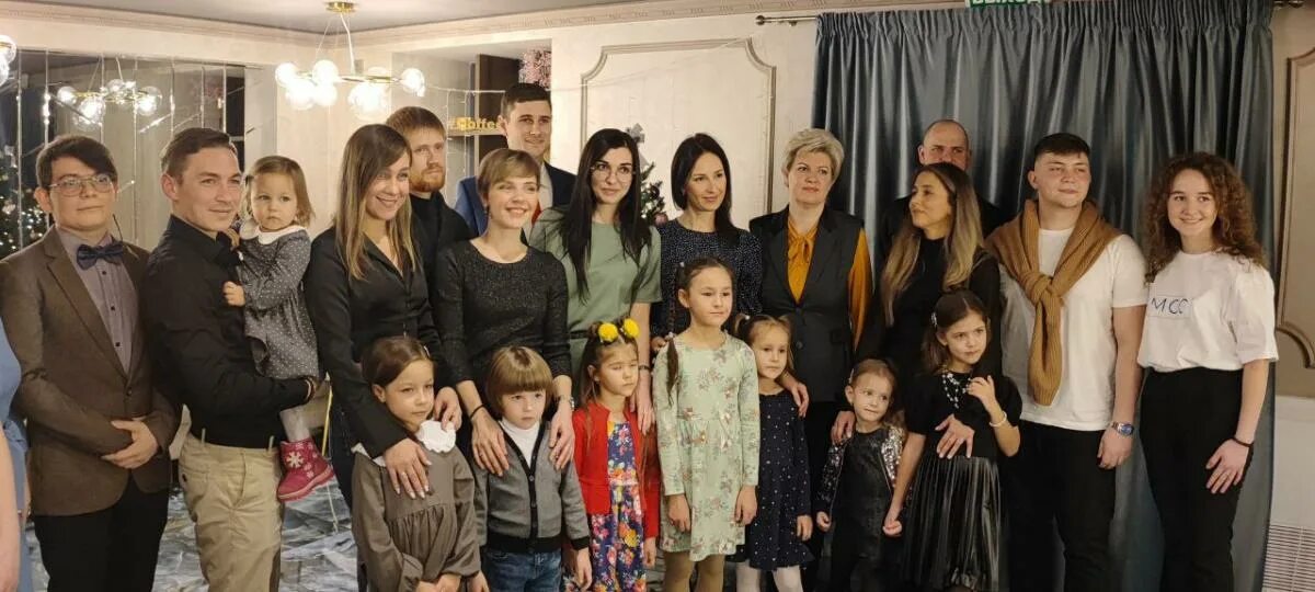 Лучшие семьи Саратовской области. Конкурс молодая семья. Гордая семья 2022. Молодая семья атмосфера.