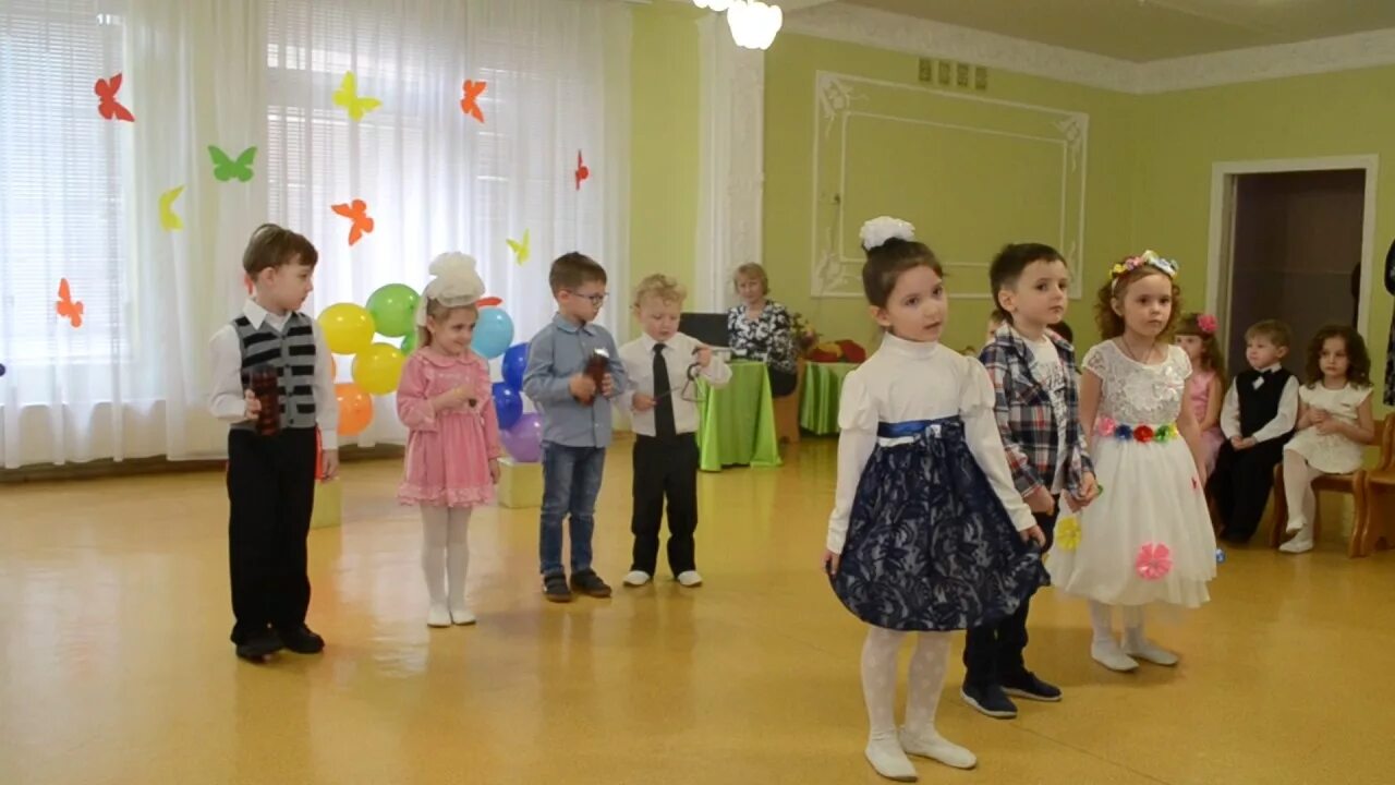 Бабушка на утреннике в детском саду. Бабушка на утреннике в детском саду