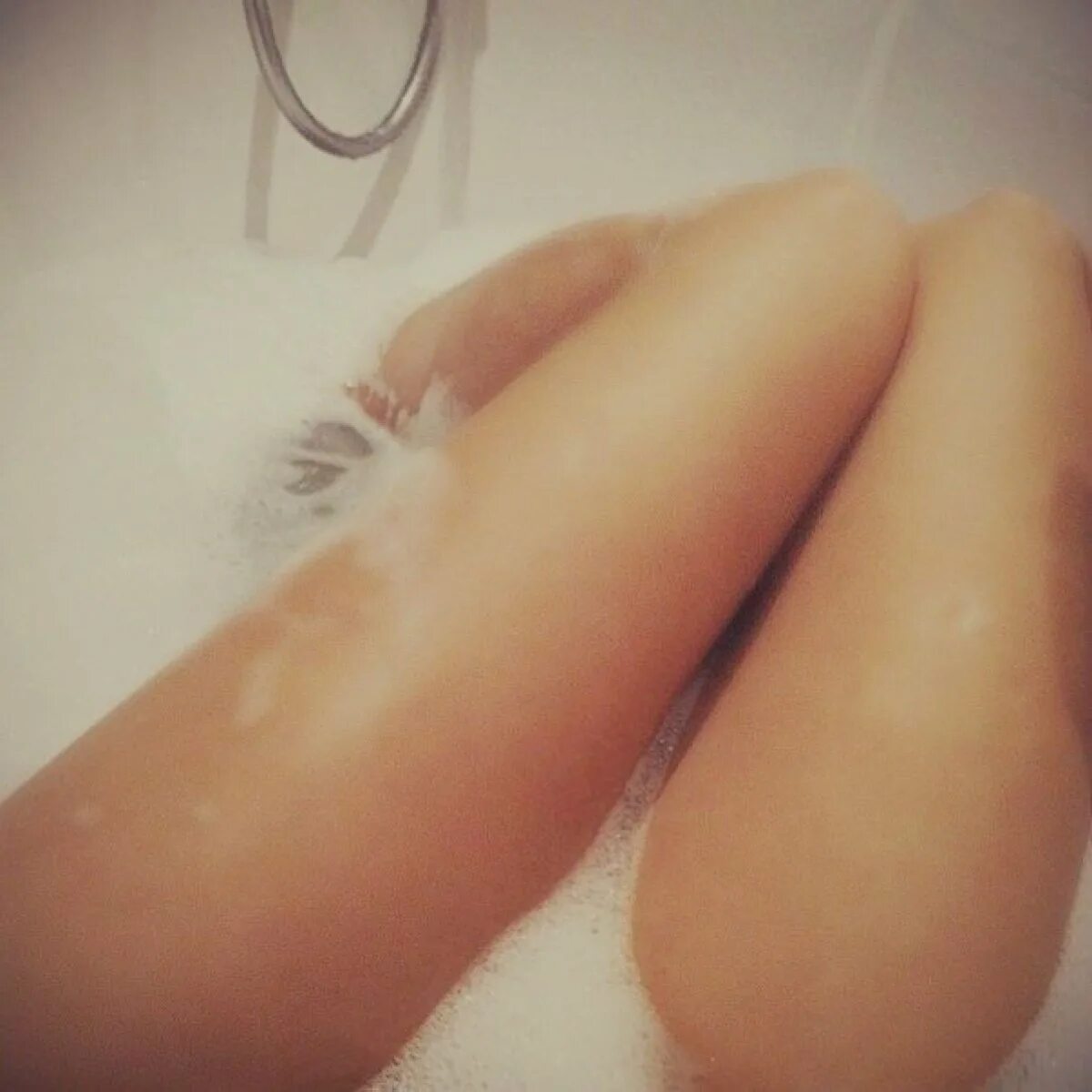 Ножки в ванной. Красивые ноги в ванной. Ножки девушки в ванной. Девушка в ванной без лица. Сама себя слила