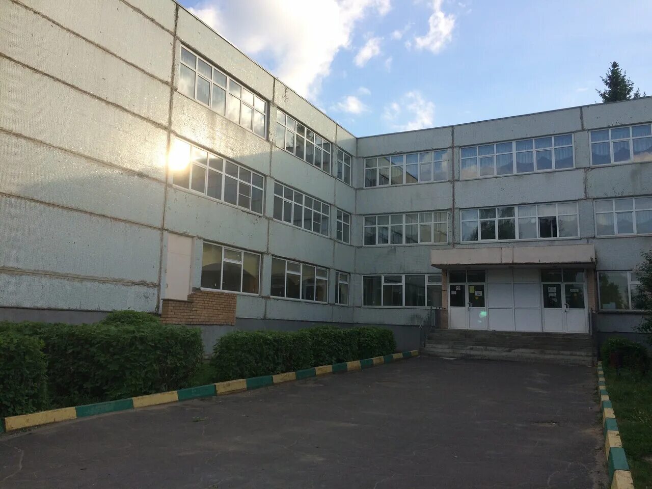 Фасад школы новый лицей. Лицей 3 домодедово. Лицеи домодедово. Героя советского союза ю. Школа 3 домодедово.