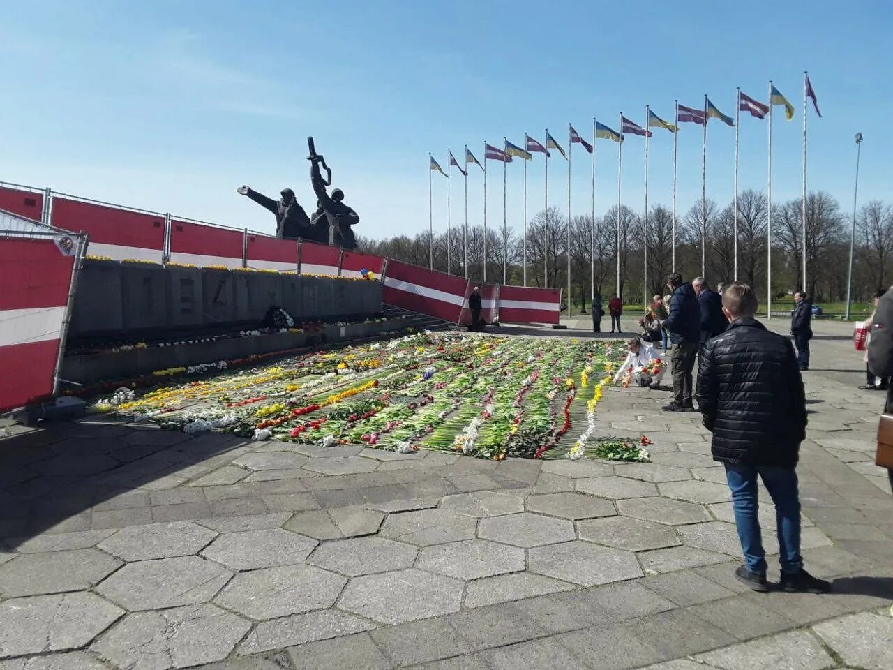 В риге запретили нести цветы. Памятник освободителям Риги. Мемориальный комплекс освободителям Белграда. Мемориал в Риге. 18 Мая траурный день.