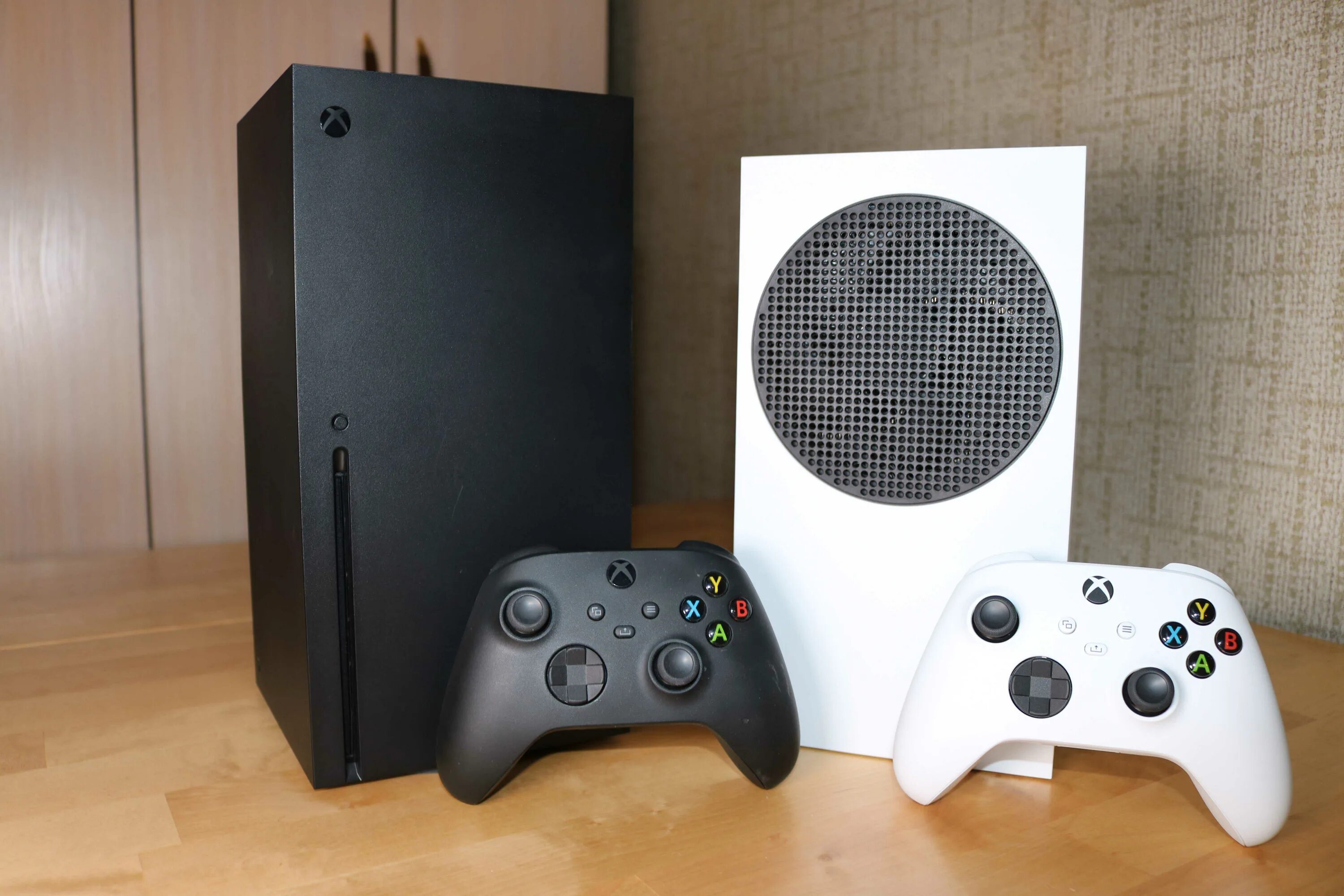 Xbox series x дата выхода в россии. Xbox Series x. Xbox Series s. Xbox one s 512. Xbox one Series x.