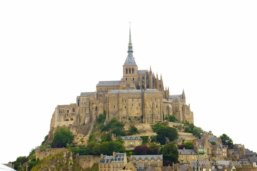 Нормандия париж. Замок Амбуаз. Париж Нормандия. Замок Амбуаз Франция фото. Cathedrale Saint-Michel Carcasson.