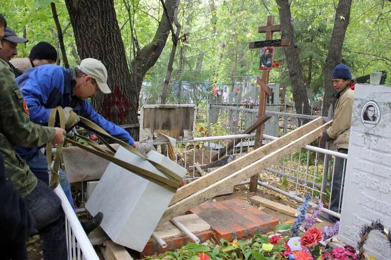 Установка памятника. Демонтаж памятника на кладбище. монтаж памятника на кладбище. демонтаж старого могильного памятника на новый. монтаж и демонтаж памятников на могилу.