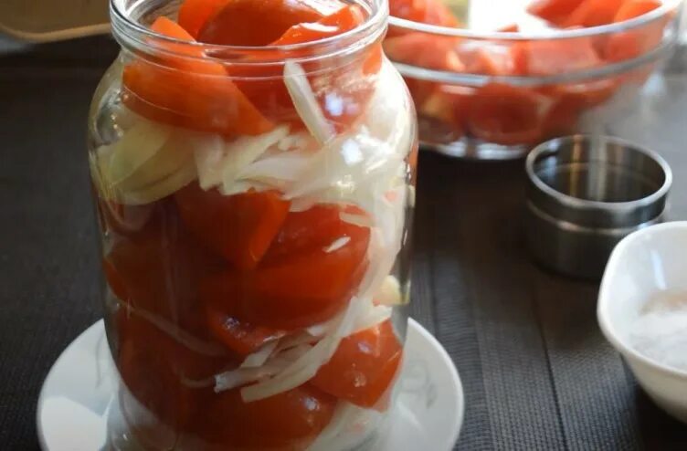 Вкусный рецепт помидоры с луком на зиму. Помидоры дольками на зиму. помидоры дольками с луком на зиму. помидоры дольками с луком и маслом. помидоры дольками с луком и маслом на зиму.