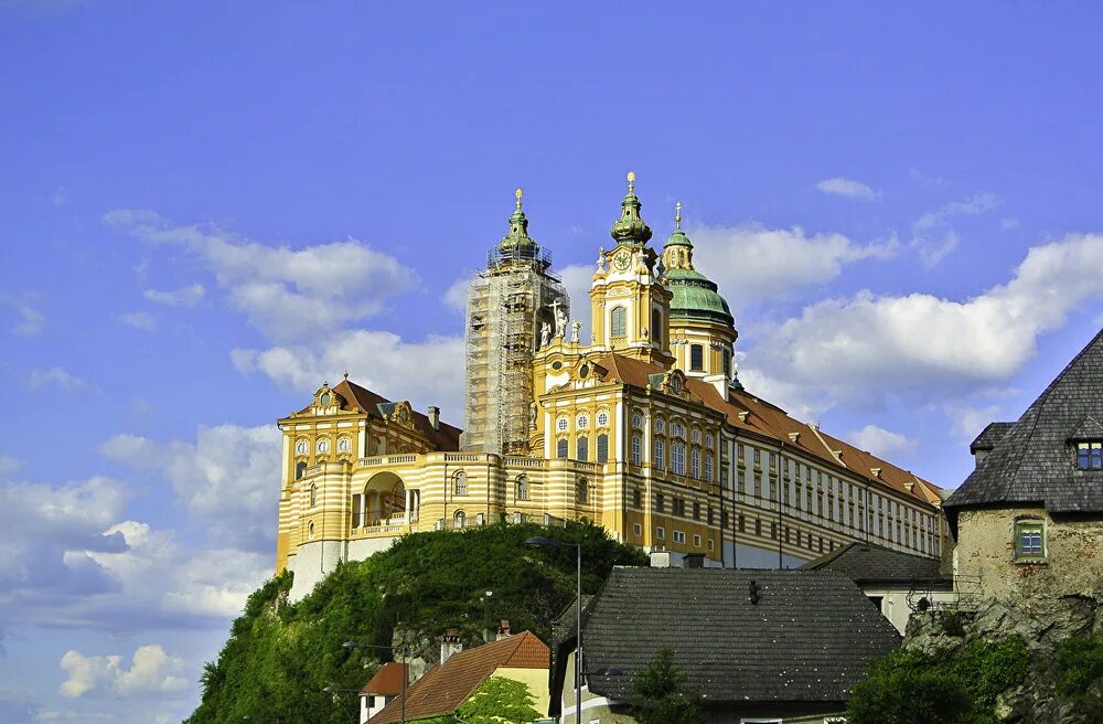 Самый крупный монастырь в европе. Бенедиктинский монастырь Австрия. Крепость Мельк Австрия. Бенедиктинский монастырь в городе Ламбах. Чехия. Монастырь бенедиктинцев.