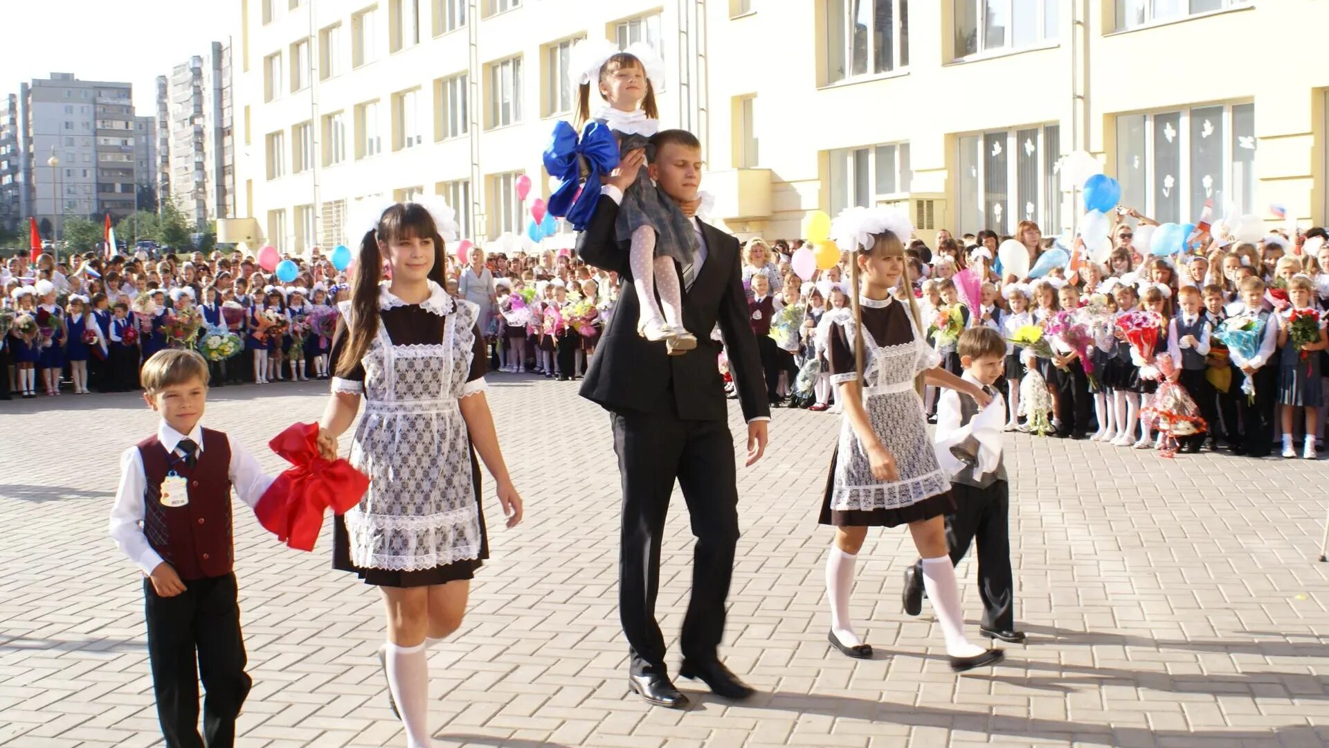 Линейка 1 сентября. Линейка 1 сентября. Ученики на линейке. День знаний в россии. Школьники 1 сентября.