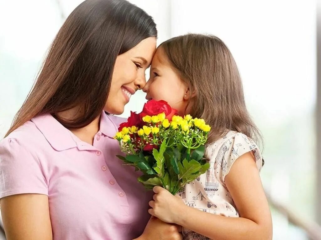 Картинка мама. День матери. День матери фото. Мама с цветами. Что дарить маме.