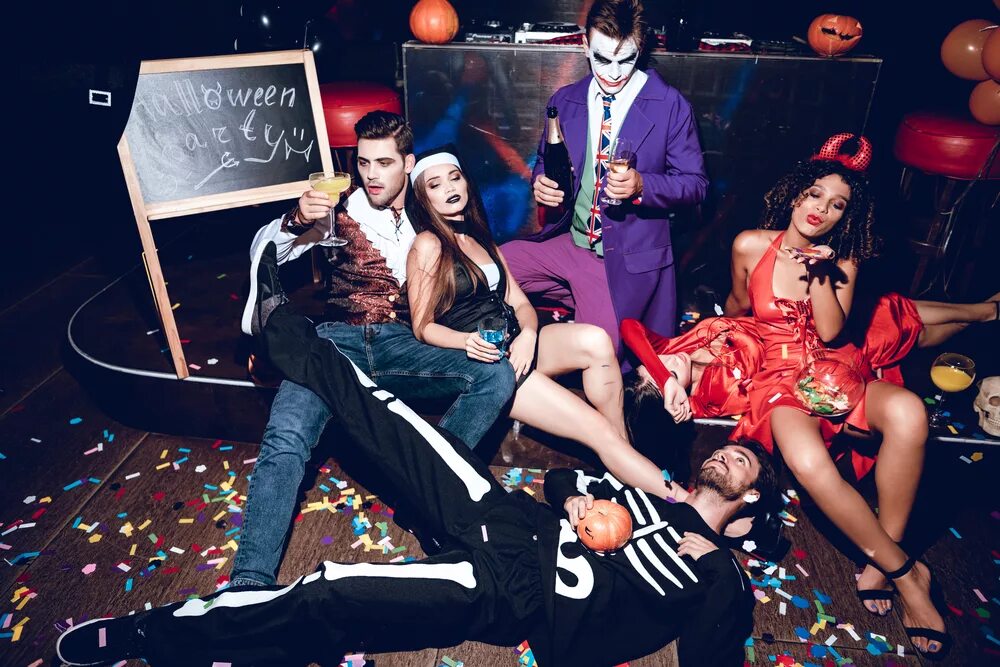 Девушка после вечеринки. Комикс вечеринка. Квартира после вечеринки. Фотосессия после вечеринки. После вечеринки читать.