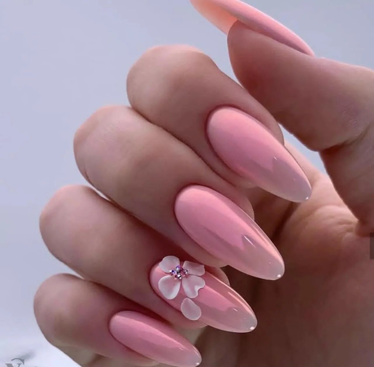 розовый маникюр миндаль. розовый маникюр на миндалевидных ногтях модные тенденции. розовый маникюр миндальной. ногти 2023 миндаль розовые. неоновый розовый маникюр.