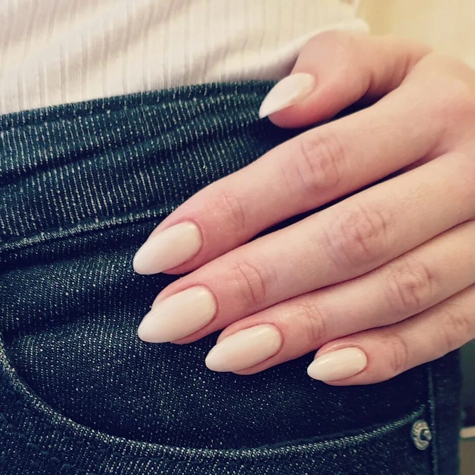 й на короткие ногти мягкий квадрат. женский маникюр. аккуратные формы. бежевое наращивание. однотонный маникюр.