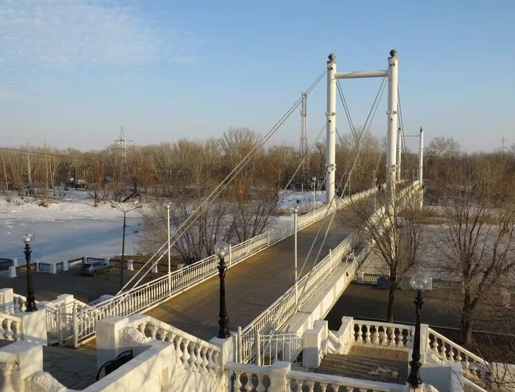 Мост через урал фото. Пешеходный мост через Урал в Оренбурге. Город Оренбург мост через реку Урал. Пешеходыймост через Урал Оренбург. Мост реки Урал в Оренбурге.