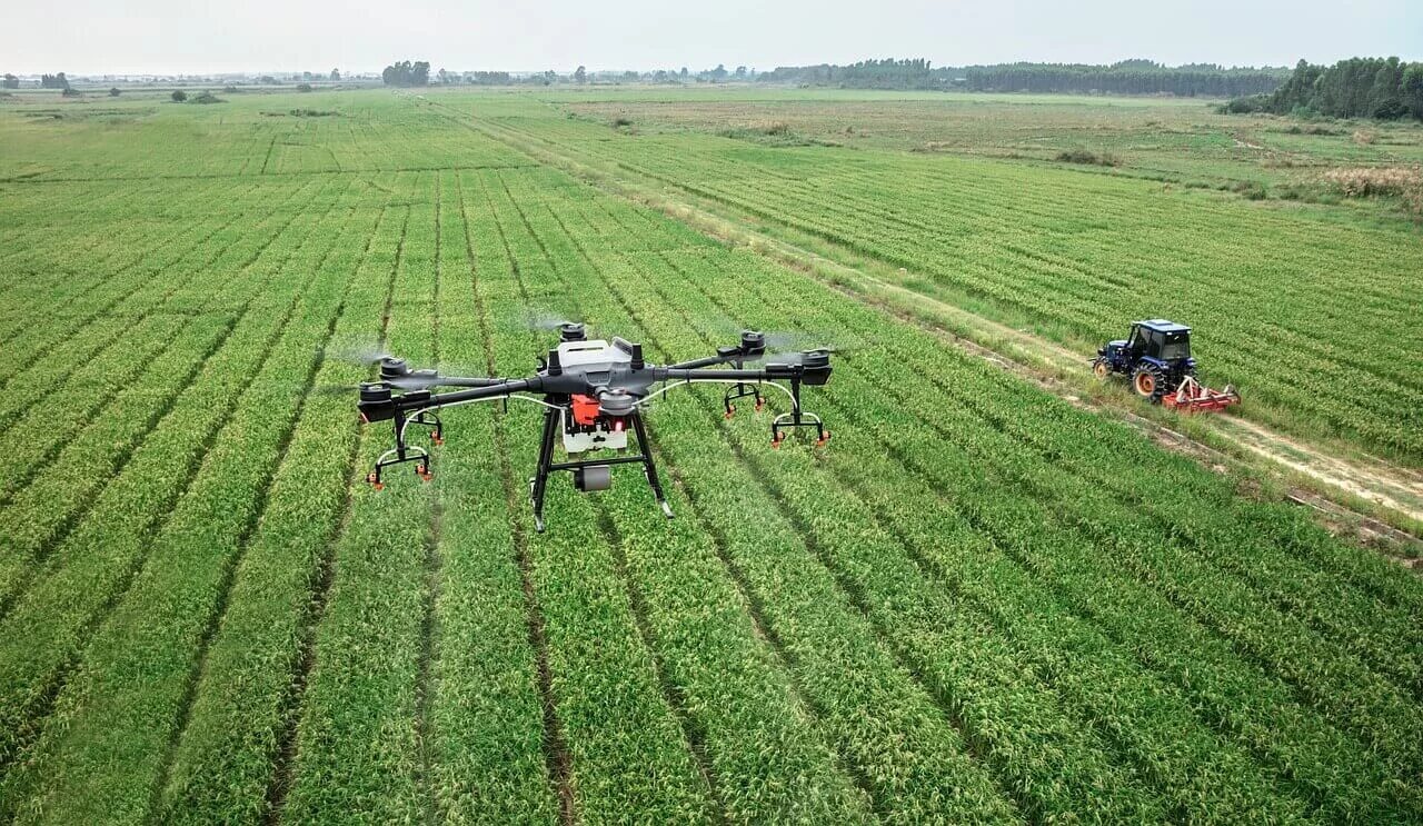 Какие фирмы внедряют мультикоптеры в сельское хозяйство. DJI Agras t16 Agriculture Drone. Дрон DJI Agras t30. T 30 Agras Agriculture. Роботы в сельском хозяйстве.